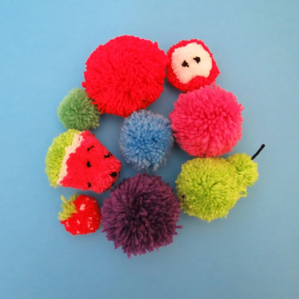 Buttonbag Pompom Making Suitcase Kit